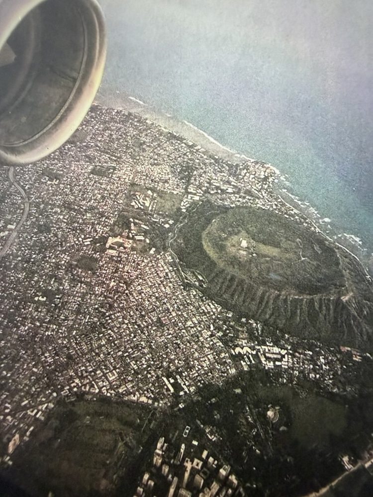 Final approach to Honolulu over Diamond Head (Lēʻahi) and Waikīkī.